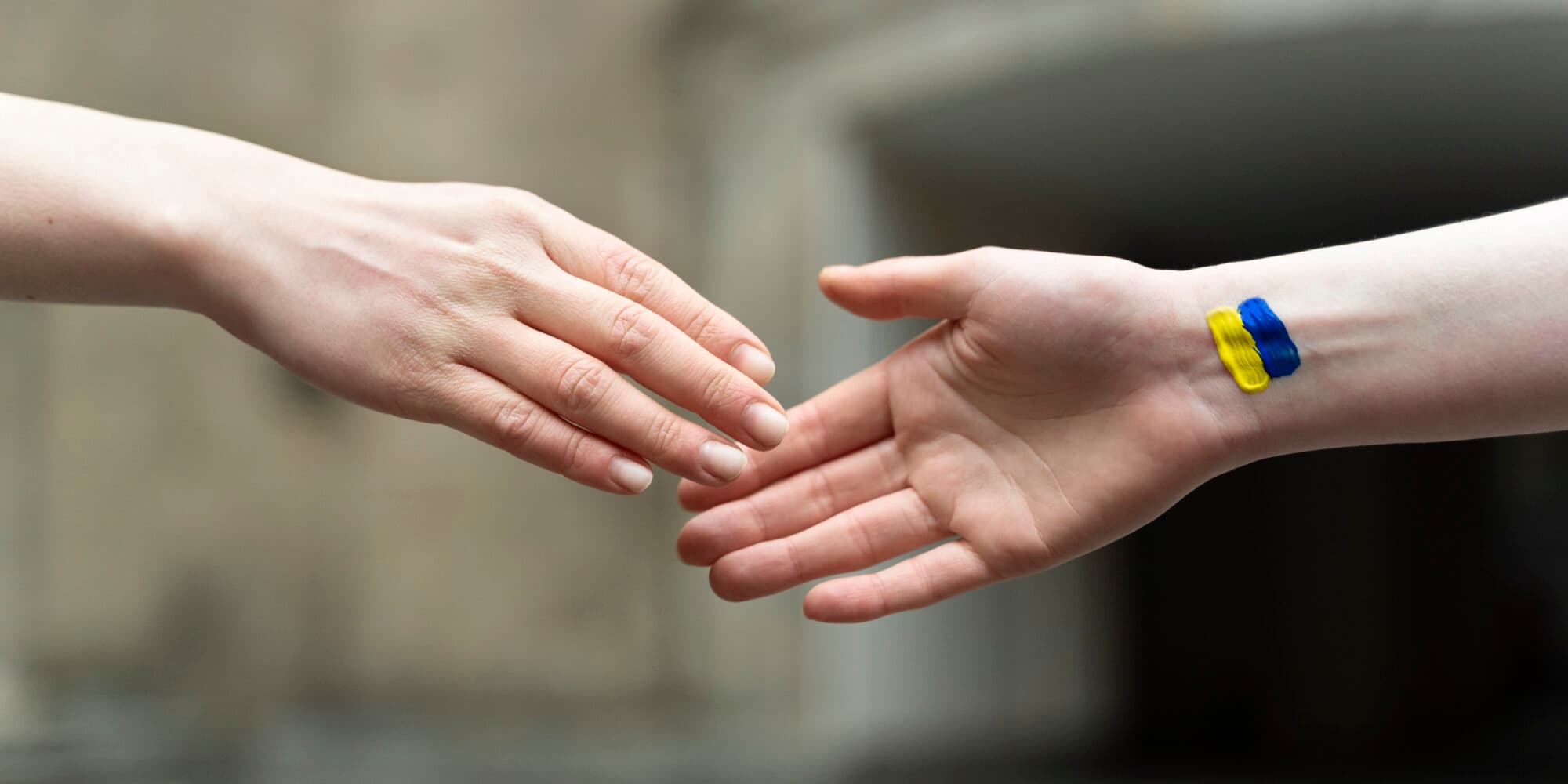 Flagi Ukrainy i Polski — ochrona czasowa obywateli Ukrainy w Polsce, karta pobytu